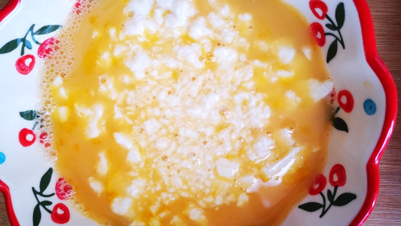 豆腐鸡蛋羹,将鸡蛋打散,加入豆腐搅拌均匀
