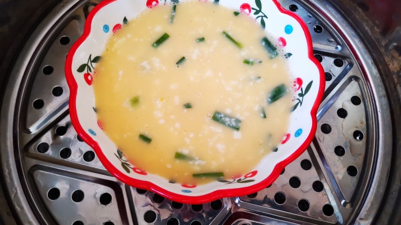豆腐鸡蛋羹,放入蒸锅中加凉水,水烧开转中火蒸十分钟左右