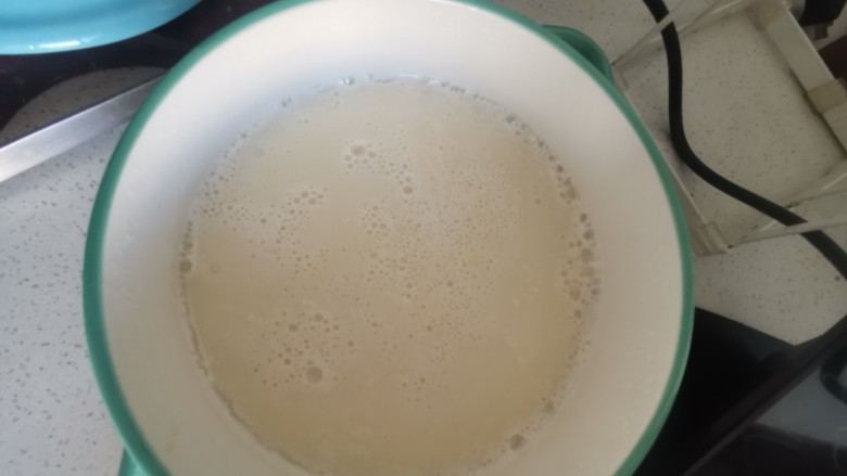 好的的豆腐脑,豆浆烧开加入装有内酯的碗中,盖上盖子5分钟
