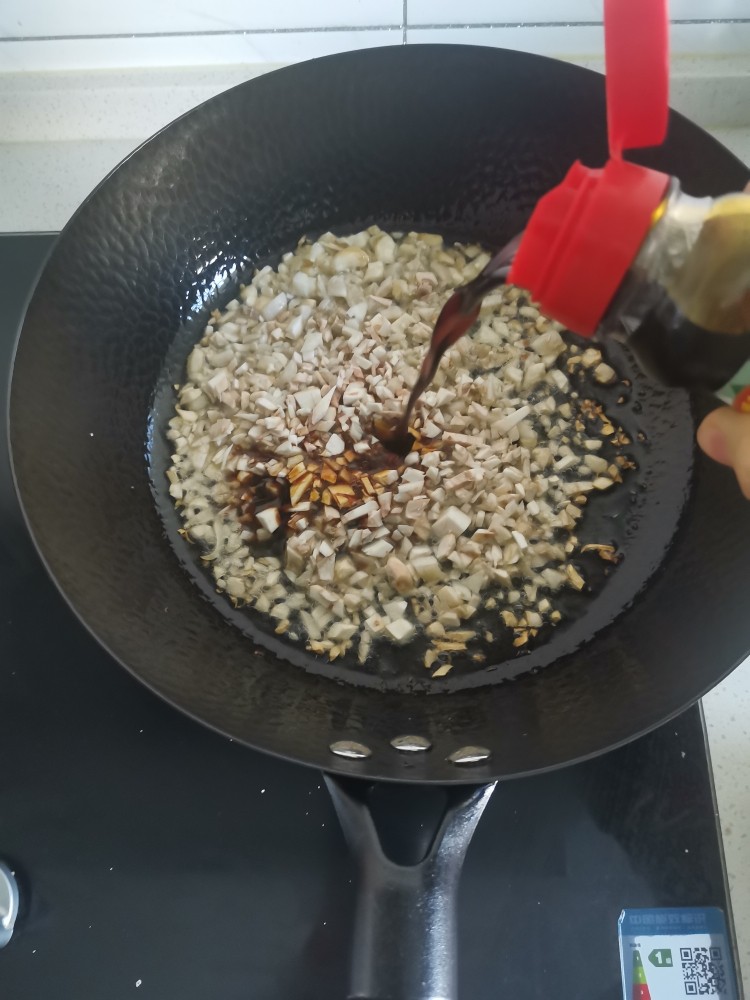好的的豆腐脑,加入<a style='color:red;display:inline-block;' href='/shicai/ 692'>酱油</a>,盐