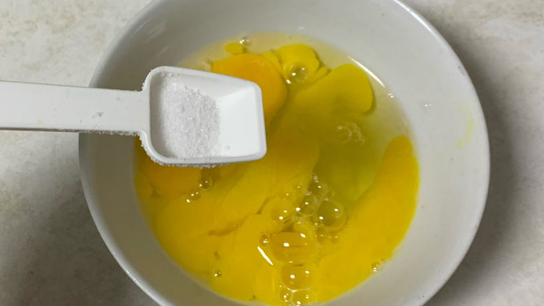 豆腐鸡蛋羹,稍稍打散后,加盐