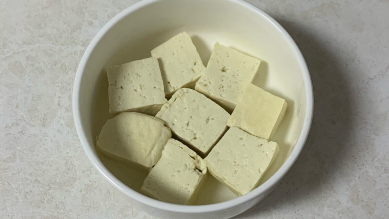 豆腐鸡蛋羹,在碗里摆放好,凉凉备用