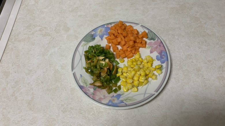 豆腐鸡蛋羹,玉米掰粒,胡萝卜丁,青椒丁装盘备用