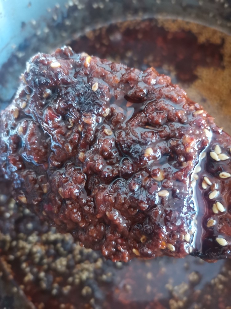 美味辣椒酱,加入芝麻继续煮,最后加糖,和<a style='color:red;display:inline-block;' href='/shicai/ 717'>味精</a>