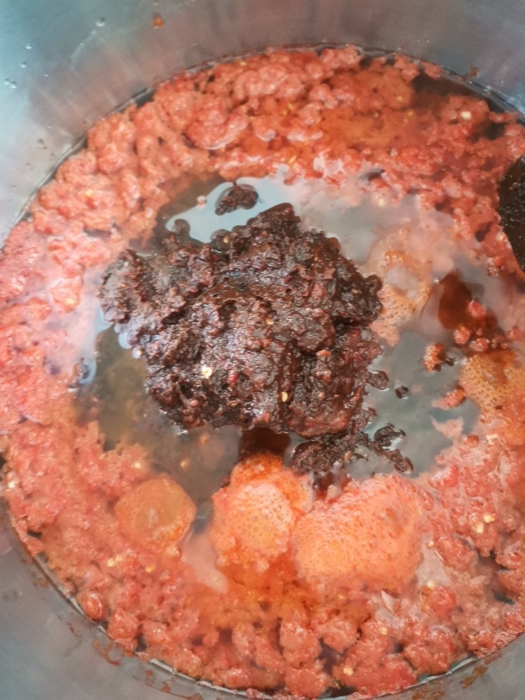 美味辣椒酱,油热先放辣椒,在放酱