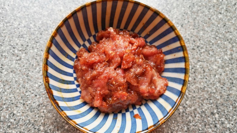 肉沫蒸豆腐,加入几滴<a style='color:red;display:inline-block;' href='/shicai/ 762'>老抽</a>和少许盐抓匀，腌制10分钟左右。