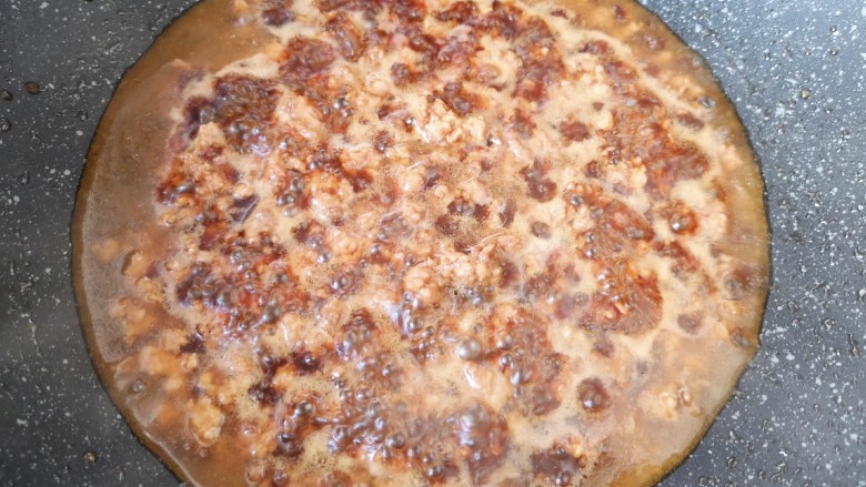 肉沫蒸豆腐,加入开水烧开,煮2分钟让肉末入味。
