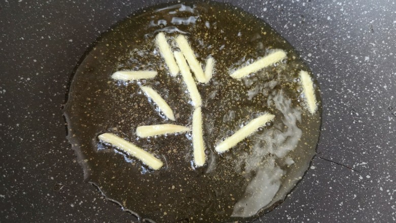 肉沫蒸豆腐,炒锅内倒适量的食用油烧热,下入姜丝爆香。
