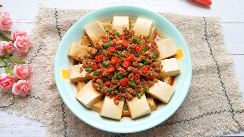 肉沫蒸豆腐,肉末香嫩,豆腐入味。