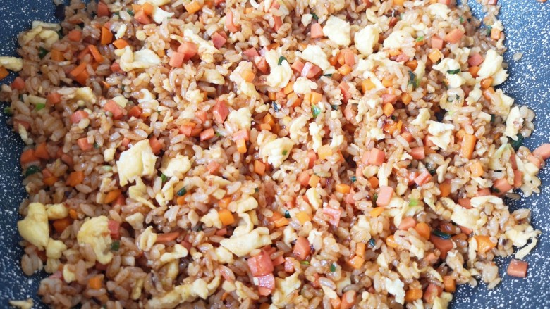 酱油蛋炒饭,翻炒均匀即可(因为酱油、老抽和蚝油里面都含有盐,所以不用放盐)。