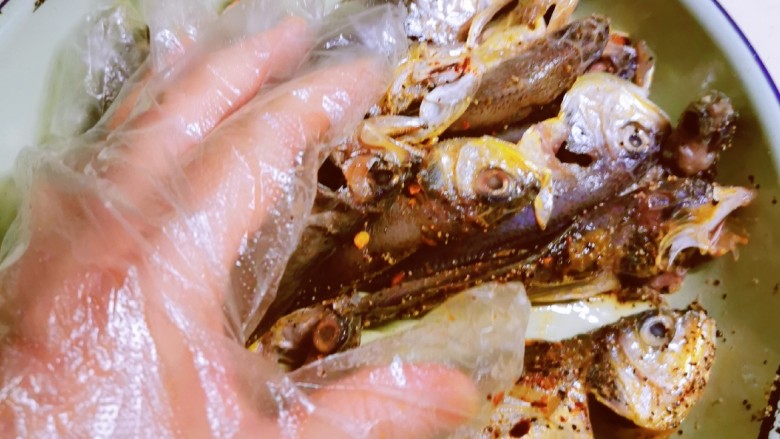 香辣小黄鱼,抓拌均匀入味,静置20分钟。