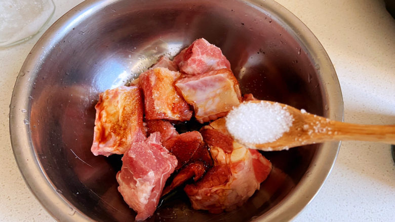 土豆排骨焖饭,加入盐适量,拌匀。