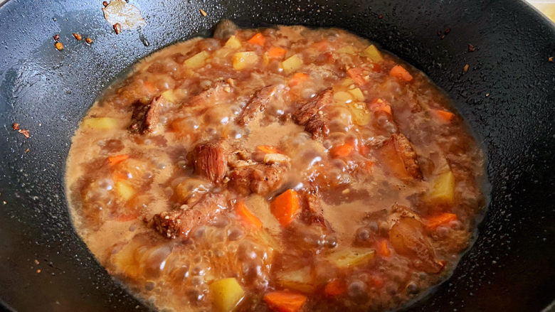 土豆排骨焖饭,水烧开后继续加热2~3分钟关火。