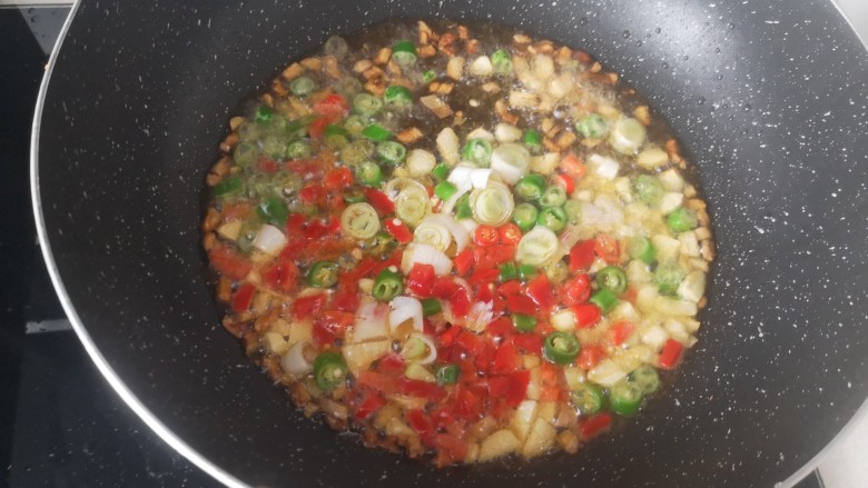 香辣小黄鱼,转小火加入其它配料和风味豆鼓酱,<a style='color:red;display:inline-block;' href='/shicai/ 718'>料酒</a>,酱油,盐,糖后大火炒均半分钟(依个人口味调整咸度)