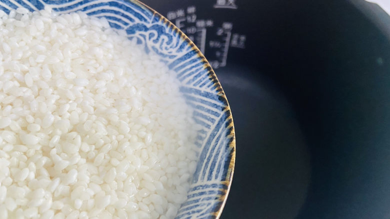 土豆排骨焖饭(电压力锅版),大米倒入电压力锅内胆中