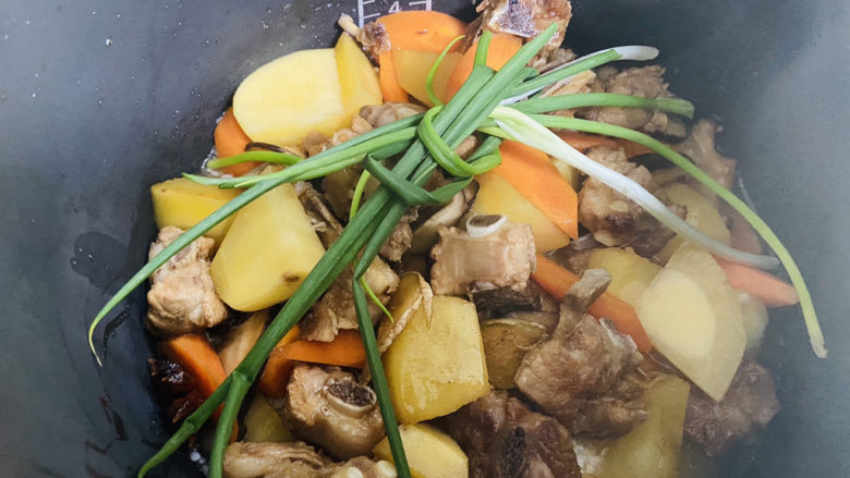 土豆排骨焖饭(电压力锅版),放入葱结,盖上锅盖。摁煮饭功能键