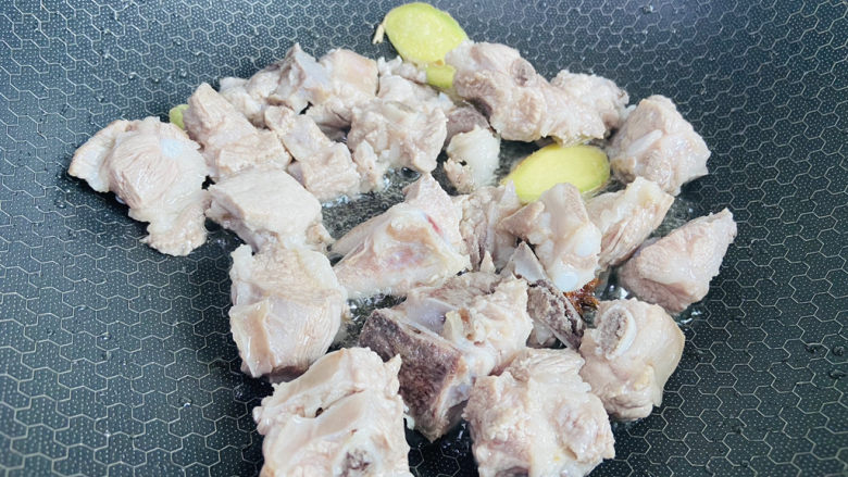 土豆排骨焖饭(电压力锅版),放入排骨翻炒片刻