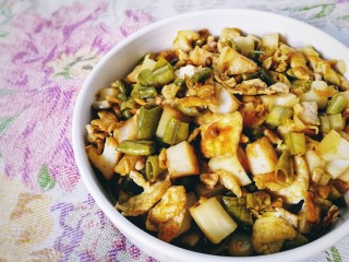 藕丁酸豆角炒鸡蛋