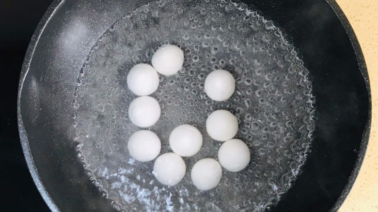 南瓜小圆子,锅里加水烧开,加入圆子
