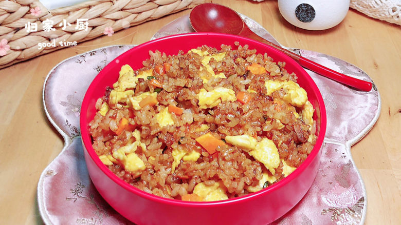 酱油蛋炒饭,粒粒分明、口齿留香的酱油蛋炒饭就上桌了!