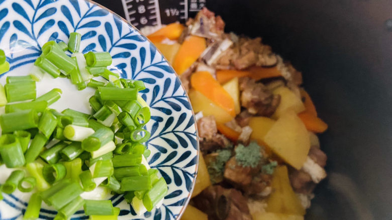 土豆排骨焖饭(电压力锅版),放入葱花
