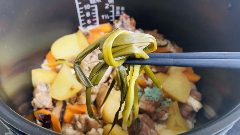 土豆排骨焖饭(电压力锅版),夹出葱结