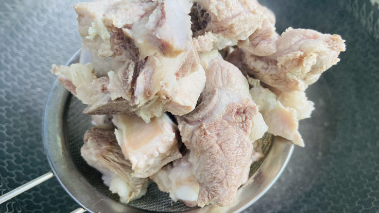 土豆排骨焖饭(电压力锅版),大火煮沸捞起并清洗干净