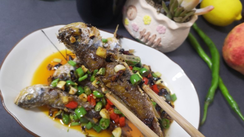 香辣小黄鱼,鱼酥,配料好吃配碗米饭,这下饭可要遭殃了