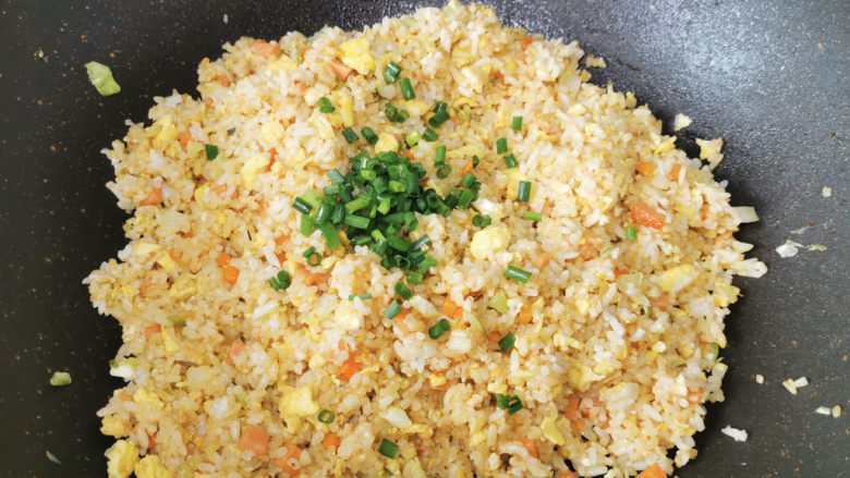 酱油蛋炒饭,出锅前一定要来点葱花再点缀一下,这是我们家婆婆的习惯操作,自然我也不能落下。