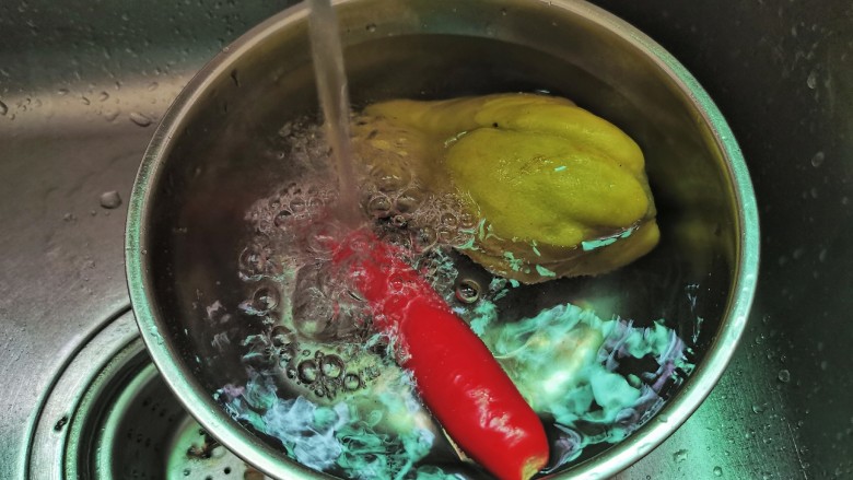 佛手瓜炒肉片,佛手瓜,辣椒洗净