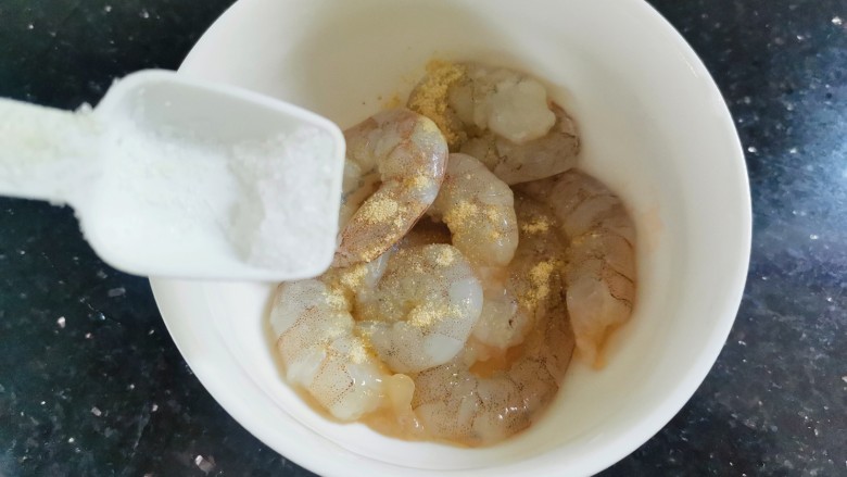 豆腐鸡蛋羹,加入少许盐