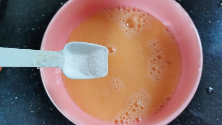 豆腐鸡蛋羹,加入几粒盐,几滴料酒