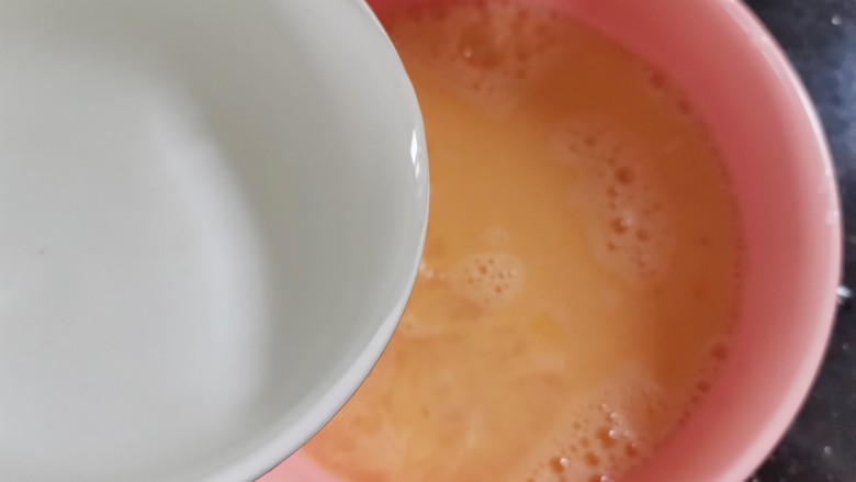 豆腐鸡蛋羹,按1比1.5比例加入温水,充分拌均匀
