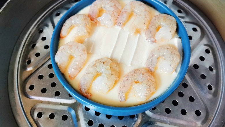 豆腐鸡蛋羹,蛋羹蒸八分熟放入虾仁,继续蒸五分钟