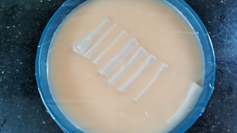 豆腐鸡蛋羹, 盖上保鲜膜,用牙签戳几个孔