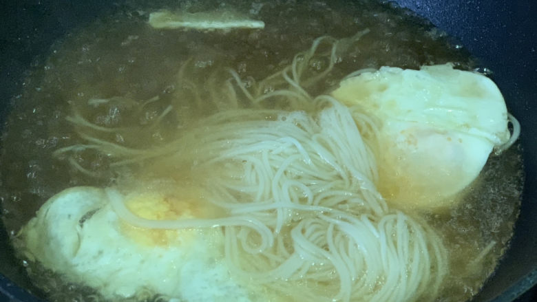 荷包蛋焖面,搅拌一下,焖煮5分钟