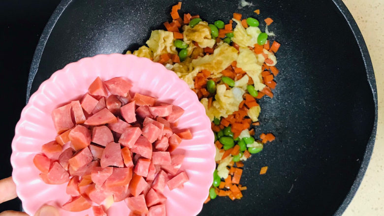 酱油蛋炒饭,翻炒均匀,继续加入香肠丁