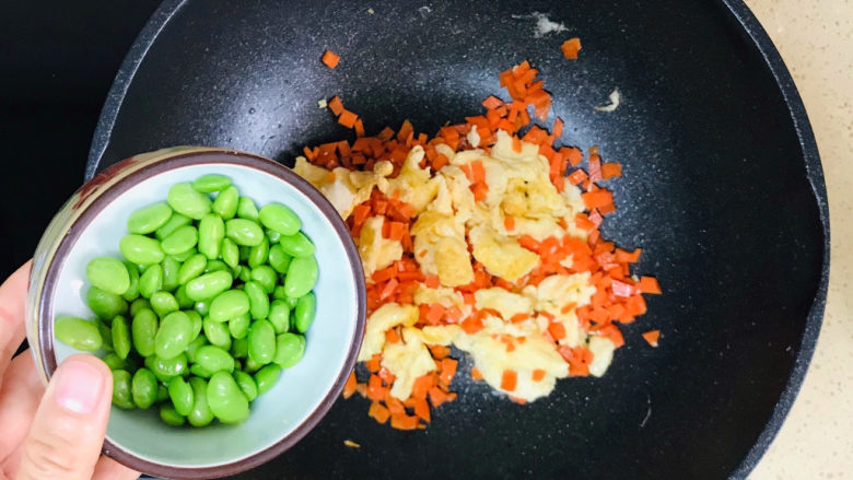 酱油蛋炒饭,翻炒均匀,加入毛豆