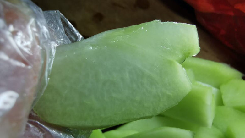 虾皮炒佛手瓜,嫩不嫩,切完看纤维就知道