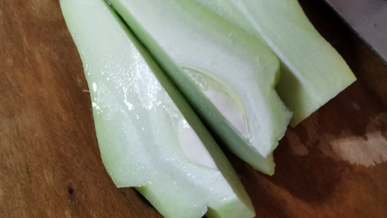 虾皮炒佛手瓜,先再䃼一刀切成1/4