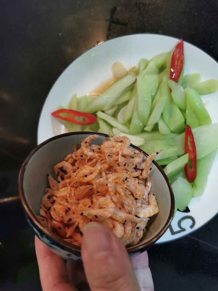 虾皮炒佛手瓜,佛手瓜装盘,🦐米直接放在上面,开吃再拌一拌