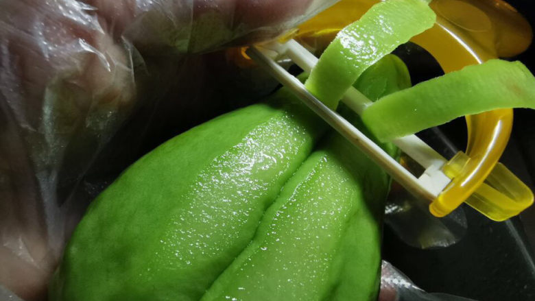 虾皮炒佛手瓜,用刨刀刨去外皮,敏感者戴手套操作