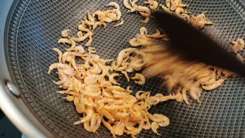 虾皮炒佛手瓜,下锅炒香,加点胡椒粉调味并去腥