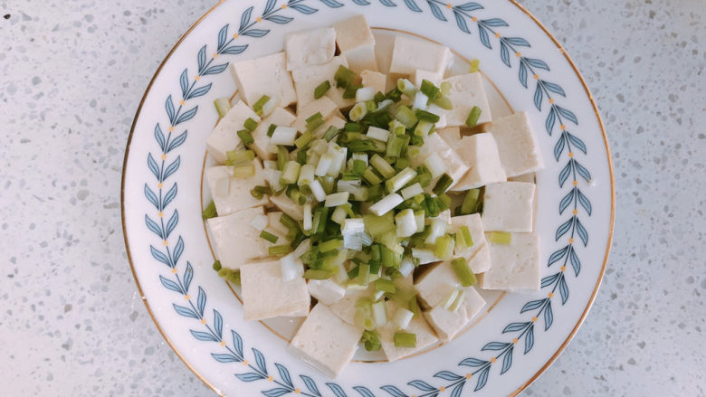 小葱拌豆腐,把葱花撒在豆腐上。