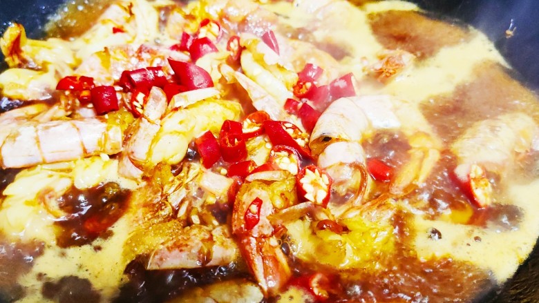 红烧虾尾,大火煮开后加入<a style='color:red;display:inline-block;' href='/shicai/ 82'>小米椒</a>,盐和鸡精