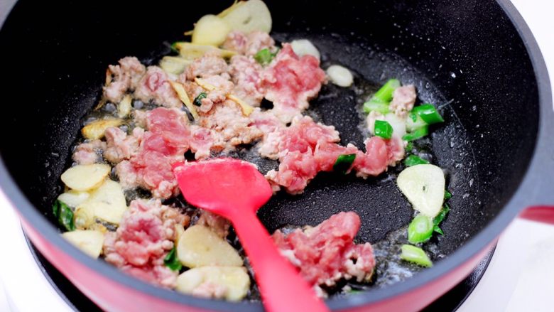 经典巨好吃的麻婆豆腐,油锅烧热后,先爆香葱姜蒜,再放入肉末大火开始翻炒变色。