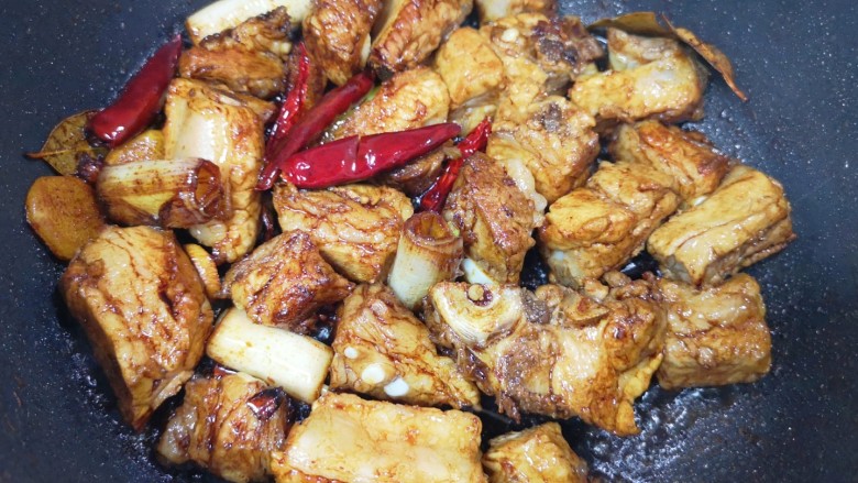 土豆排骨焖饭,加入<a style='color:red;display:inline-block;' href='/shicai/ 788'>生抽</a>和<a style='color:red;display:inline-block;' href='/shicai/ 762'>老抽</a>炒出香味。