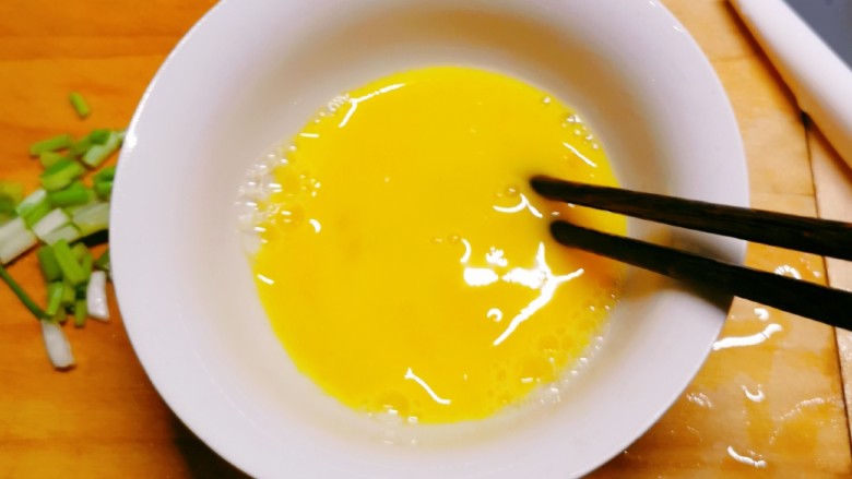 酱油蛋炒饭,<a style='color:red;display:inline-block;' href='/shicai/ 9'>鸡蛋</a>敲入碗中,打散。