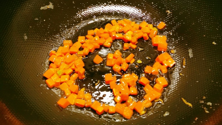 酱油蛋炒饭,再起油锅,放入1汤匙食用油,油热后放入胡萝卜丁翻炒。