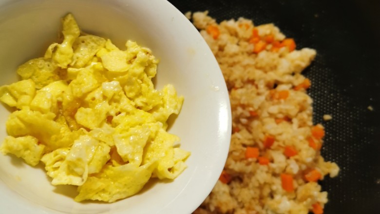 酱油蛋炒饭,放入炒好的鸡蛋,翻炒。
